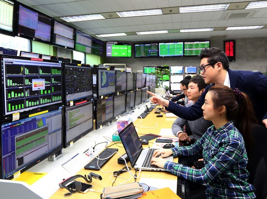 SK텔레콤 보라매사옥 상황실에서 네트워크 관리 요원들이 실시간 트래픽 현황을 체크하며, 네트워크 안전 관리 대책 등을 논의하고 있다./제공 SK텔레콤