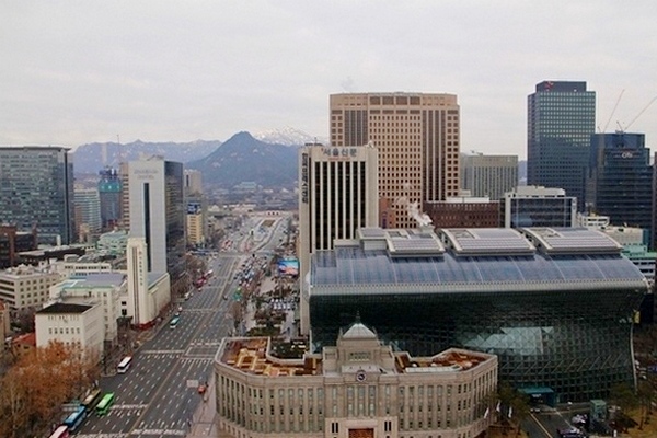 현대경제연구원이 우리나라가 일본의 전철을 밟지 않기 위해서는 중장기적인 관점에서 국가 성장 잠재력을 확충하기 위한 근본적인 대책 마련이 필요하다고 밝혔다. 사진은 청와대가 보이는 서울 광화문 전경. 정수남 기자