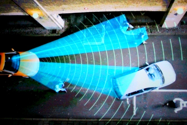 국토부가 개정된 자동차관리법에 따라 자율주행자동차 실도로 시험운행을 위한 임시운행허가제도를 시행한다. 사진은 한 수입차 업체의 차량 자동인식 시스템이 주행 전방을 감지하고 있다. 정수남 기자