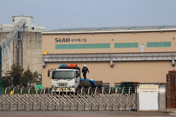 평일 낮에도 문이 잠겨 있는 세아제강 군산 공장. 정수남 기자