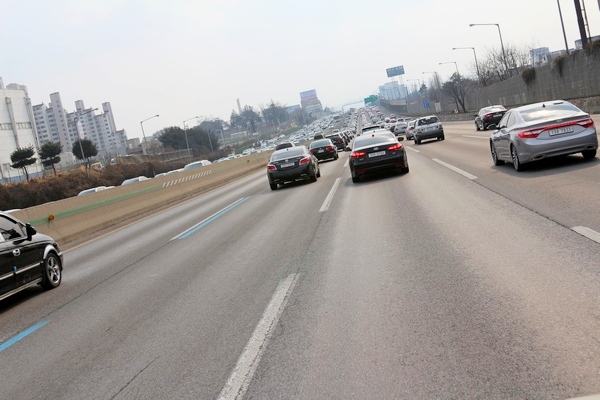 국토부가 도로 시설물 안전관리를 강화하고 교통사고 예방시설을 확충하기 위해 올해 1조5220억원을 투입한다. 경부고속국도 모습. 정수남 기자