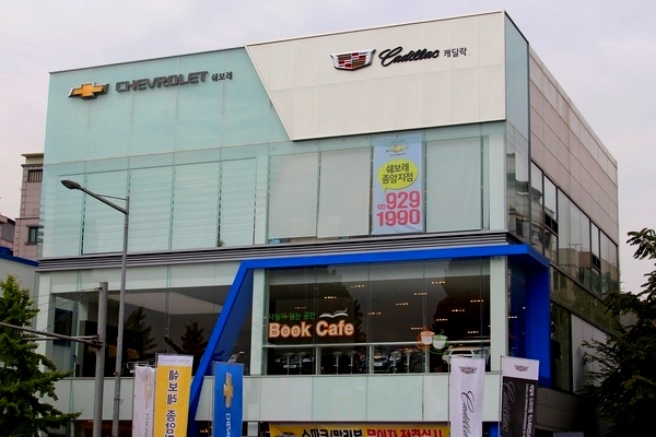 한국GM이 올해 쉐보레와 캐딜락 신차 10종을 출시하고 내수 시장을 공략한다. 사진은 쉐보레와 캐딜락을 모두 판매하는 서울 종암전시장. 정수남 기자