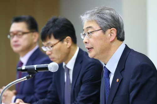 △사진=임종룡 금융위원장이 12일 ‘2016년 보험산업 전망 관련 전문가 간담회’에 참석해 모두발언을 하고 있다.