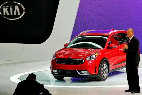 오스 헤드릭 기아차 미국 판매법인 부사장이 ‘시카고 오토쇼’ 미디어 행사에서 ‘니로’를 소개하고 있다. 기아차 제공