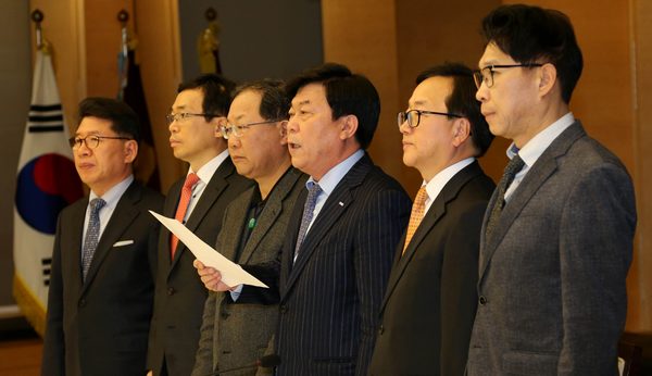 박성택 중기중앙회 회장이 공동성명 발표를 하고 있다. (왼쪽부터 반원익 중견련 부회장, 이승철 전경련 상근부회장, 박병원 경총 회장, 박성택 중기중앙회 회장, 이동근 대한상의 상근부회장, 김정관 무협 부회장)/제공 대한상공회의소