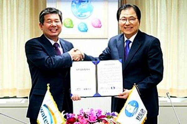 (왼쪽부터)최계운 수자원공사 사장과 신우철 완도군수가 업무협약을 맺은 뒤 기념사진을 찍고있다. 수자원공사 제공