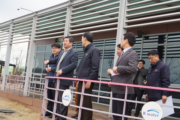 K-water 최계 운사장이 연천군 군남홍수조절댐을 방문해 안전여부를 점검했다./제공 K-water