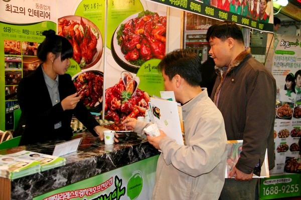 특허청이 중소기업 스스로 브랜드 관리전략을 수립하는 데 도움을 줄 수 있도록 산업별로 ‘브랜드 관리전략’을 제공한다. 서울시 창업박람회에 참가한 한 중소기업 치킨 프랜차이즈 부스. 정수남 기자