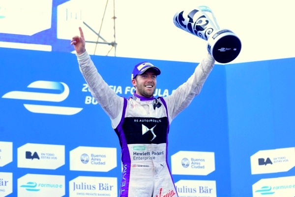 DS레이싱 팀의 샘 버드가 우승컵을 들어 올리고 있다. 한불모터스 제공