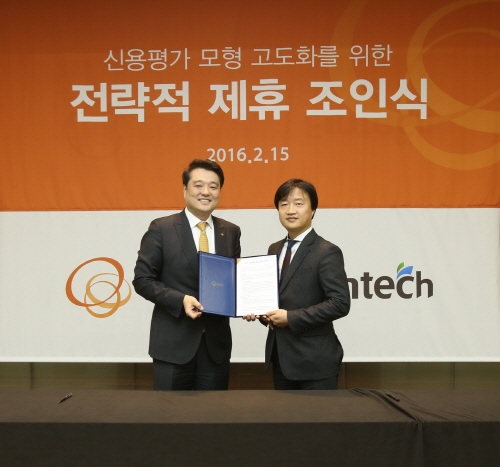 △사진=한화생명이 핀테크를 기반으로 한 중금리대출시장 확대와 해외시장 진출을 위해 15일 ㈜핀테크와 전략적 양해각서(MOU)를 체결했다. 이 자리에는 엄성민 한화생명 전사혁신실장(왼쪽)과 김우식 ㈜핀테크 대표(오른쪽) 등 양사 관계자들이 참석했다.양측은 MOU를 통해 양측은 중금리 대출상품에 적용할 신용평가모형 고도화를 공동으로 추진할 계획이다. 한화생명은 중금리대출 타깃층 고객인 신용등급 4~7등급 고객을 대상으로 빅데이터 분석을 통한 등급 세분화를 적용한 직장인, 개인사업자 대상 인터넷/모바일 신용대출 상품을 곧 출시할 예정이다.