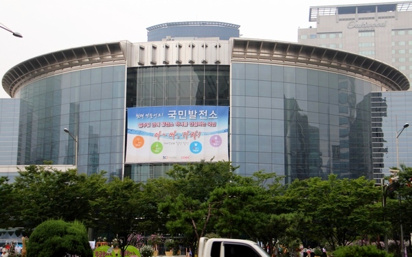 한국콘텐츠진흥원이 국내 게임산업 발전을 위해 ‘K-Game 비즈니스 콘퍼런스’를 23~24일 서울 삼성동 코엑스에서 개최한다. 코엑스 전경. 정수남 기자