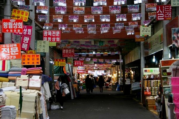 정부가 전통시장 상인들의 지속적인 상가 운영을 위해 임대료 상승을 제한하고 상가 임대기간을 10년으로 늘리는 방안을 추진하고 있다. 서울 종로 광장시장. 정수남 기자