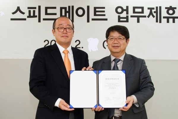 쏘카 (왼쪽부터)임영기 사업본부장과 SK네트웍스 손진경 스피드메이트 사업부장이 MOU 체결후 기념 사진을 찍고있다.