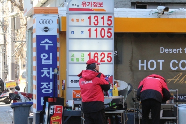 국제유가 상승으로 국내 유가도 3월 중순 이후부터 오름세가 예상된다. 17일 서울 강남의 한 주유소 유가 현황. 정수남기자