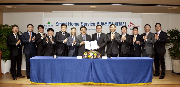 현대건설과 SK텔레콤은 현대건설 계동사옥에서 열린 체결식에서 현대건설 정수현 사장(사진 왼쪽)과 SK텔레콤 장동현 사장이 참석한 가운데 스마트홈 서비스 업무협약을 체결했다./제공 현대건설