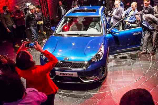 행사 참석자들이 니로를 살펴보고 있다. 기아차 제공