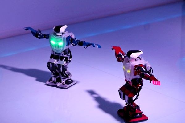 국립재활원이 의료재활 로봇 상용화에 필요한 정보와 재활 로봇 보급사업 성과를 공유하는 심포지엄을 19일 개최한다. 서울과학관에서 펼쳐지는 휴머로이드 춤 공연. 정수남 기자