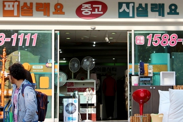 환경부가 올해 80만대의 폐가전 제품 회수를 목표로 잡았다. 한 중고물품 매매 점포의 중고 가전 제품. 정수남 기자