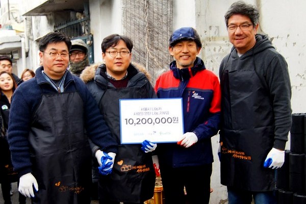 (왼쪽부터) 그린카 양휘석 본부장, 서울시 신성훈 주무관, 한반도 사랑의 연탄나눔운동 원기준 사무총장, 쏘카 황정욱 본부장이 연탄 나눔 봉사활동을 펼치면서 기념 사지을 찍고있다. 쏘카 제공