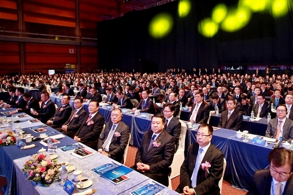 정의선(앞줄 오늘쪽 네번째) 부회장은 현대차 중국 딜러 대회에서 “미래 중국시장을 대비하고 브랜드 이미지를 제고해 나갈 계획”이라고 밝혔다. 현대차 제공