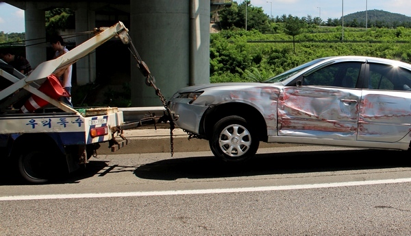 2014년 국내에서 발생한 교통사고의 사회적 비용이 26조5725억원에 이르는 등 정부와 민간의 적극적인 교통사고 감소 대책이 절실한 것으로 나타났다. 경부고속국도에서 발생한 교통사고로 견인차가 사고 차량을 끌고가고 있다. 정수남 기자