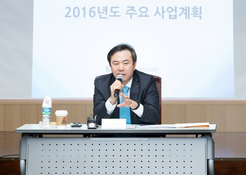 유재훈 한국예탁결제원 사장이 23일 여의도 사옥에서 열린 신년 기자간담회에서 기자들의 질문에 답하고 있다.(제공=한국예탁결제원)