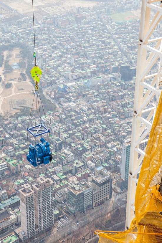 롯데월드타워 전망대로 승강기용 권상기가양중되고있다./제공 롯데건설
