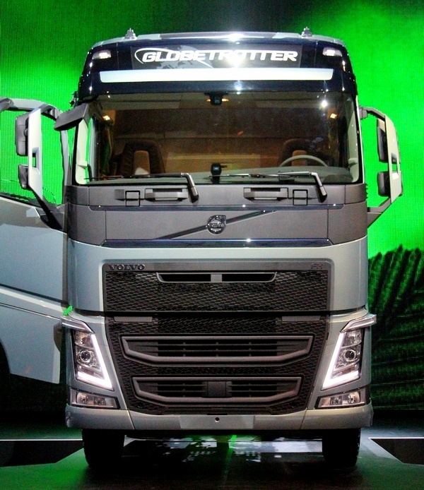 볼보트럭코리아가 FH 6x2 글로브트로터 트랙터 차량에 인공지능 자동변속기 ‘I-쉬프트 듀얼클러치’를 옵션으로 추가한다. FH 6x2 글로브트로터 트랙터. 정수남 기자