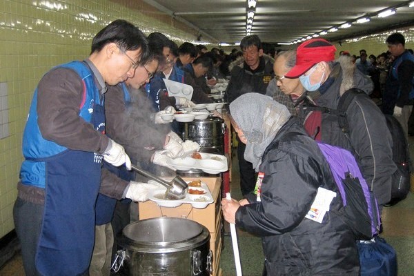 도로교통공단 임직원들이 서울역에서 노숙자 등을 대상으로 사랑의 밥퍼주기 행사를 갖고있다. 정수남 기자