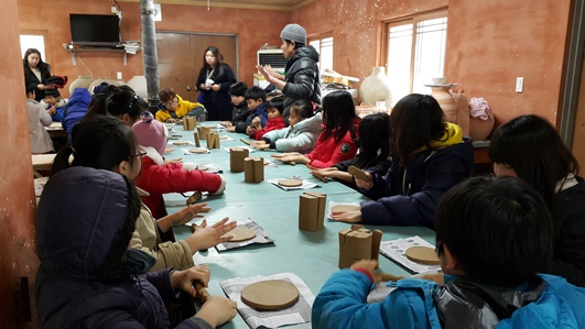 미래에셋박현주재단의 문화체험 활동지원 사업 ‘말랑말랑한 하루’에 참여한 지역아동센터 아동들이 도자기 체험을 하고 있다.(제공=미래에셋증권)