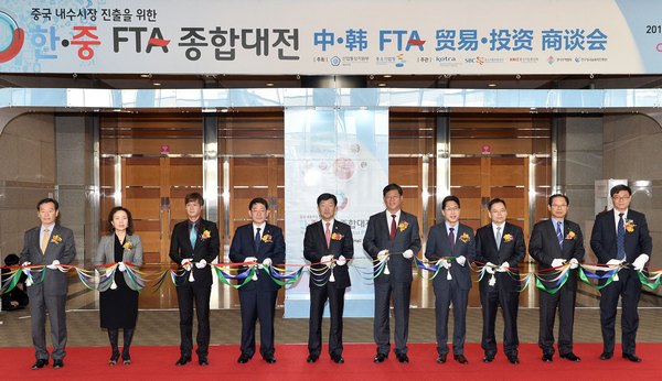 코트라는 25일부터 양일간 서울 코엑스에서 ‘한중 FTA 종합대전’을 개최한다. 행사에 참석한 주요 인사들이 개막식 테이프 커팅을 하고 있다. (왼쪽부터) 진명섭 한국지식재산보호원 원장, 이미영 한국무역보험공사 본부장, 조형만 황후연 대표, 임채운 중소기업진흥공단 이사장, 우태희 산업통상자원부 제2차관, 김재홍 KOTRA 사장, 김정관 한국무역협회 부회장, 쩌우창팅 주한중국대사관 경제공사, 최우각 대성하이텍 대표, 왕 시아오 NetEase Kaola 부사장/제공 코트라