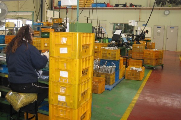 고용노동부가 임금체계 개편과 근로시간 유연화를 통한 일자리 창출 지원사업을 통합 운영한다. 자동차부품을 생산하는 한 중소기업. 정수남 기자