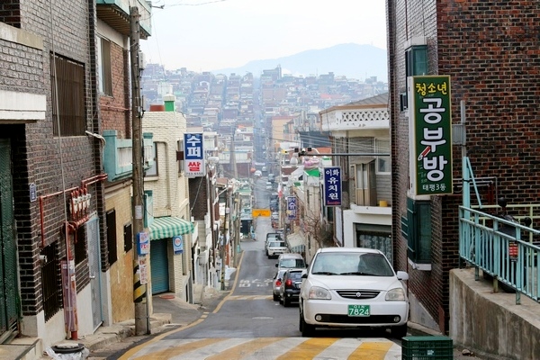 앞으로 공공시설부지에서 행복주택 등 공공임대주택과 공공주차장을 복합건물로 건축 시 주차장면적은 건축연면적에서 제외된다. 사진은 성남시 태평동 주택가. 정수남 기자