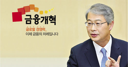 ▲ 오는 16일이면 임종룡 금융위원장이 금융개혁을 향해 달린 1년이다. 그 사이 흰머리는 많이 늘었다. 금융개혁의 무게를 짐작할 수 있다는 대목이다. 아직 소비자들이 금융개혁을 체감하지 못한다는 비판은 그의 가슴을 때린다. 그런데도 그는 힘든 내색 대신 자신감을 내비치면서 금융개혁을 외치고 있다.