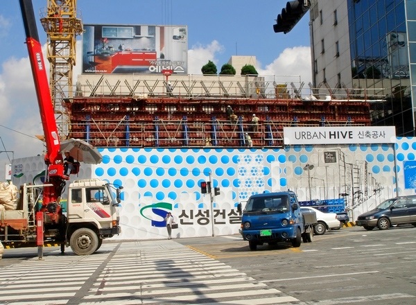 올해부터 300억원이상 공공공사에 적용되는 종합심사낙찰제에 적용되는 설인력고용지수가 나왔다. 서울 강남의 한 공사 현장. 정수남 기자