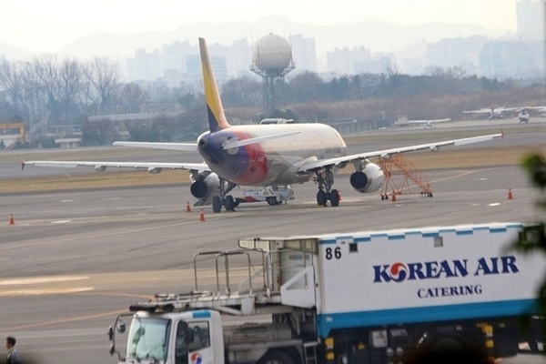 1월 항공여객이 842만명으로 전년보다 13.4% 증가하는 등 항공여객 증가세가 지속되고 있다. 김포공항 전경. 정수남 기자