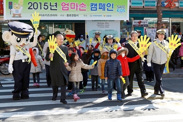 오후 2∼6시에 초등학생 교통사고 사상자가 많은 것으로 나타났다. 사진은 쌍용차가 펼치는 초등학생 교통사고 예방 캠페인인 ‘엄마손 캠페인’ 장면. 쌍용차 제공
