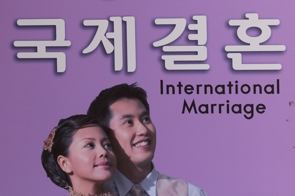 3월부터 국제결혼중개업체에 대한 감독이 강화되는 등 새로운 109개 법령이 시행된다. 정수남 기자 
