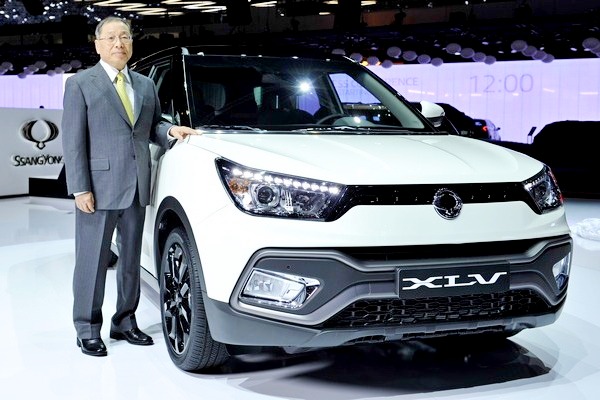 최종식 대표이사가 제네바모터쇼 행사장에서 티볼리 에어와 기념 사진을 찍고있다. 쌍용차 제공