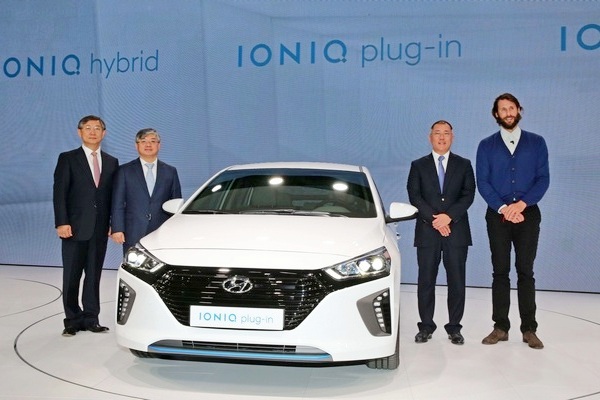 현대기아차 연구개발총괄 담당 (왼쪽부터)양웅철 부회장, 유연철 주제네바 대표부 대사, 정의선 부회장, 모험가이자 환경운동가인 데이비드 드 로스차일드 씨가 아이오닉 플러그인 하이브리드와 기념 사진을 찍고있다. 현대차 제공