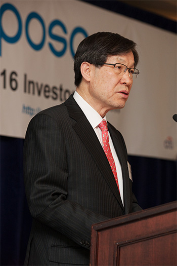 2월 12일 롯데 뉴욕 팰리스호텔에서 해외 투자가들에게 인사말을 하고 있는 권오준 회장./제공 포스코