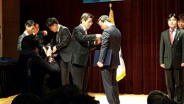 △조성목 금융감독원 국장조사역이 보이스피싱 사기범의 실제 목소리인 ‘그놈 목소리’를 공개해 피해를 줄인 공로를 인정받아 국민훈장 목련장을 수상했다./사진제공=금융감독원