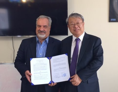 송재빈 한국철강협회 상근 부회장과 이란강관협회 마하바디 회장이 1일 이란 테헤란에서 한·이란 강관업계의 협력 확대 방안에 대해 논의했다. 한국철강협회 제공