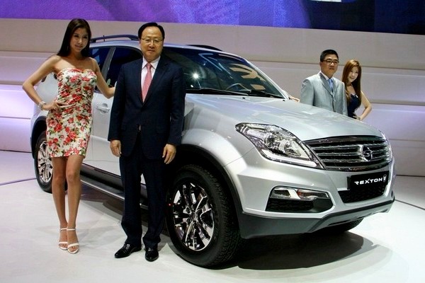 쌍용차가 내년 상반기 렉스턴 W의 신형 모델을 선보인다. 2012년 부산모터쇼에서 처음 선보인 렉스턴 W. (왼쪽 두번째부터)당시 이유일 사장(현 부회장)과 김규한 노조위원장이 기념 사진을 찍고있다. 정수남 기자