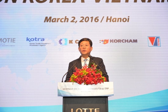 김재홍 코트라 사장이 2일 베트남 하노이에서 개최한 ‘한-베트남 FTA 활용지원센터’ 개소식에서 개회사를 하고 있다./제공 코트라