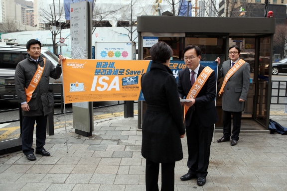 미래에셋증권 변재상 사장이 3일 을지로입구역에서 출근길 고객에게 'ISA, 해외주식투자전용펀드 출시'를 알리기 위한 설명자료와 사은품을 전달하고 있다.(제공=미래에셋증권)