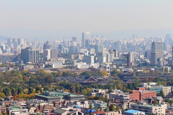 서울시가 보증금지원형 장기안심주택과 전세임대주택 4500가구의 임대차계약을 체결한다. 북한산에서 바라본 서울 종로구와 동대문구 일대. 정수남 기자
