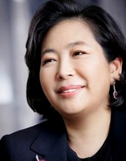 현정은 회장 ‘전진 위한 후퇴’ 선택