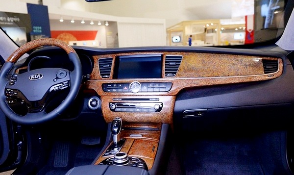 기아차가 옻칠 공예로 실내를 장식한 ‘K9 퀀텀’을 선보였다. 기아차 제공