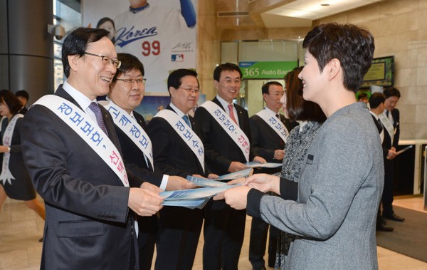 △김용환 농협금융지주 회장(사진 왼쪽)이 4일 농협은행 본관에서 열린 정보보호 캠페인에서 출근 중인 직원에게 고객정보보호 수칙에 대한 안내장을 배부하고 있다./사진제공=NH농협지주